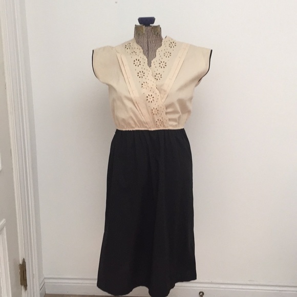 Black and Cream lace dress - Picture 2 of 7